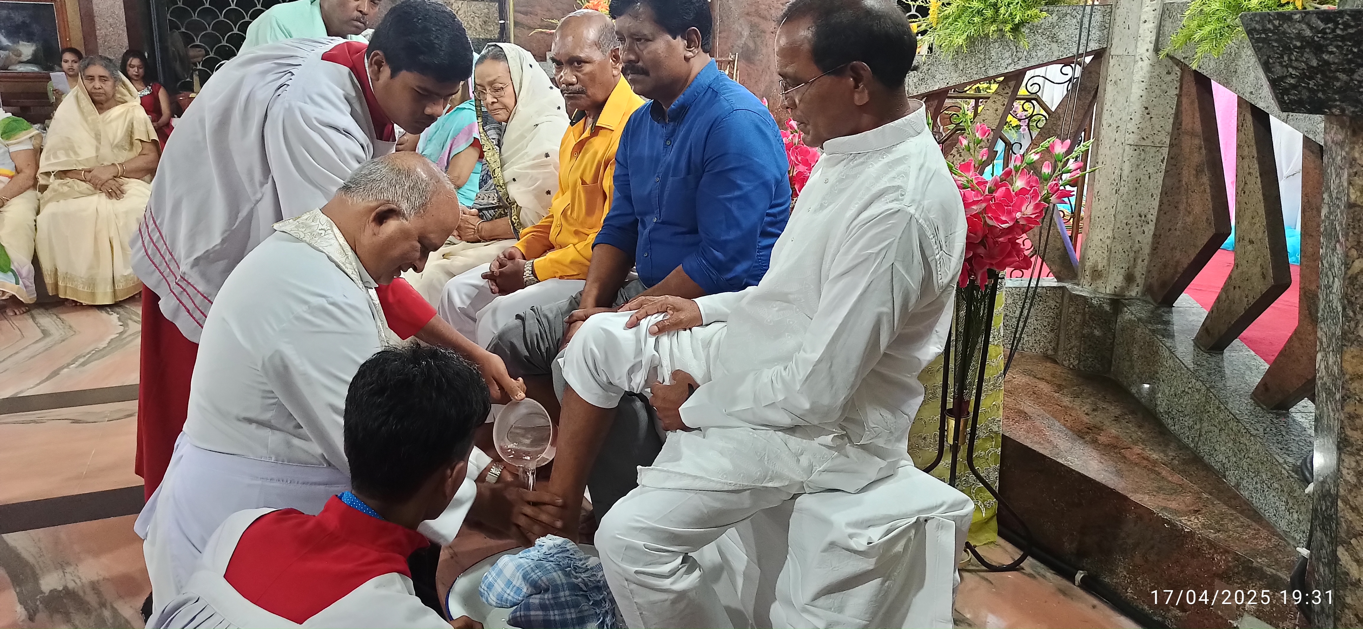 washing of feet on maundy thursday
